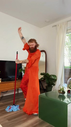 AD l Caught that fresh and clean groove 🕺🏼 From now on if it aint @methodcleaninguk, I aint feeling it! New concentrates are now avaliable to buy at Tesco - link in bio #BreakUpsAreGood #methodcleaning