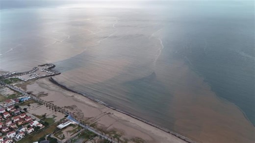 Kuşadası’nda sel suları denizi kahverengiye boyadı - Dünya Gazetesi