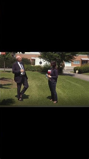 Virologo Galli intervistato dai giornalisti in era Covid in una pausa lavorativa al parco