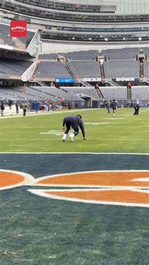 Joe Tryon-Shoyinka warms up as flurries come down ❄️ | Marquee Sports Network