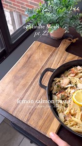 An oldie but an all time favorite! An easy spring pasta recipe with salmon, lemon, & Parmesan. This is the perfect easy dinner recipe because it only takes 15 minutes to make. Perfect for busy weeknights! - - Ingredients: Salmon: 1 lb salmon Olive oil 1 tsp garlic powder 1 tsp parsley 1/2 tsp salt 1/4 tsp pepper 1 tsp lemon zest Other: 1 cup chopped kale Pasta: 10oz of gluten free pasta 1 tbsp olive oil 2 tbsp butter 2 tsp garlic powder 1/3 cup lemon juice 1 tbsp lemon zest 1/4 cup chopped parsl