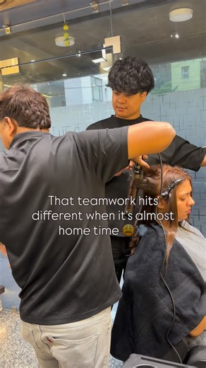 Two stylists. One client. Zero patience. It’s home o’clock! 藍...