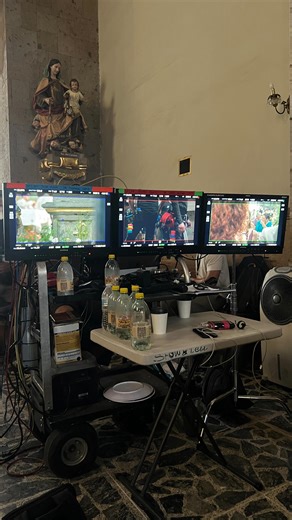 Ale Cosío🦋 on Instagram: "este fue un blog que hizo alex, extraño estar riendo en set 🥲🫂 . . #elniñero #alecosio #netflix #actriz #onset"