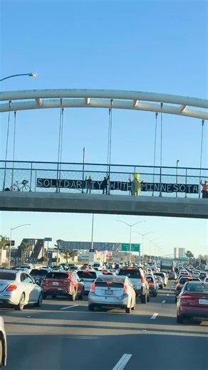 San Francisco standing in solidarity with Minnesota. 👊 One if those times I couldn’t be more proud of my city. . . . #sanfrancisco #minnesota #california | Eric Thurber Photography