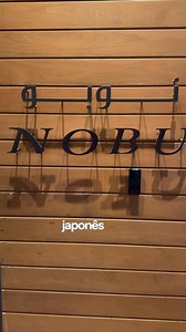 Restaurante japonês Nobu: uma experiência culinária refinada e única pelo mundo O Nobu é o restaurante japonês mais famoso e desejado do mundo. Criado em 1994 em Nova York pelo chef japonês Nobu e o ator Robert De Niro, o Nobu agora está presente em mais de cinquenta endereços ao redor do mundo. Sua cozinha mistura técnicas japonesas refinadas com ingredientes e influências peruanas, criando pratos exóticos, ousados e surpreendentes. Nosso predileto é o black cod! O restaurante é um queridinho d
