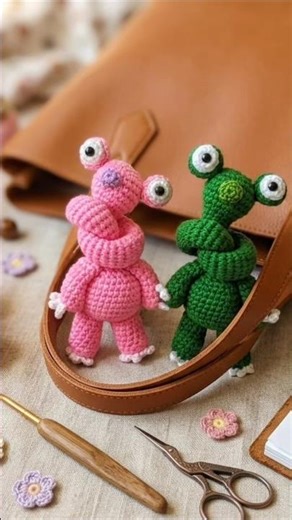 Dos bag charms tejidos a mano 🧶✨Pequeños detalles que hacen un bolso mucho más especial 👜💕