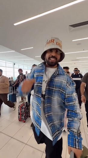 Boarding pass in one hand, beats in the other 🎶✈️ Perth, you better be ready — Diljit da show aa riya ae! 💫 #NewsUpdate #latestnewsupdate #jangesamachar #diljitdosanjh #perth | Jang-E-Samachar