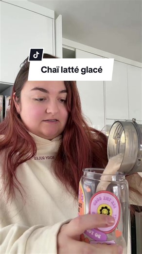 Comment faire le meilleur Chaï latté glacé à la maison 👀 Enregistre pour plus tard et si tu testes, dis-moi ce que tu en penses✨ @tazocanada @CostcoCANADA @Gold Heart Club | Alexe #chailatte #recettefacile #costcofinds #chailattelover #trouvaille