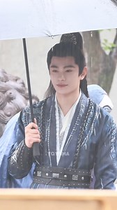 91 reactions | [300424] [LEAK] VỆ UẨN x PHIM SƠN HÀ CHẨM Vệ tiểu hầu gia đứng trong mưa mắt rưng rưng nhìn về xa xăm quả thực là mĩ cảnh  Cre : @杰兮小丁/@平手殿下世界第一苏/@豆沙小肉粽  Special thanks to Ryan's fansite for all of these precious photos ❌ TAKE OUT WITH FULL CREDITS @WildWolfDYX | Wild Wolf Đinh Vũ Hề - 大禹·海棠 VN Fanpage | Facebook