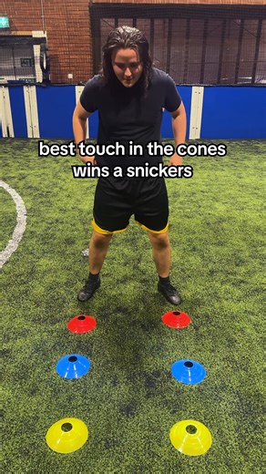 Trap the ball under the designated colour to win 🚦