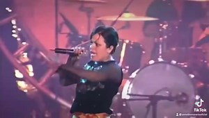 Una hermosa canción con una mezcla de mariachi y rock que solo mi hermano Eli sabe hacer! Yo sé que está canción es una de sus favoritas del álbum Ruleta Rusa. Eli, eres lo máximo 😘 | Annette Moreno