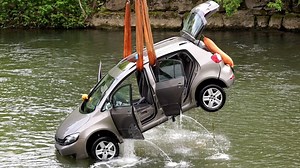 Auto stürzt in den Neckar bei Rottenburg