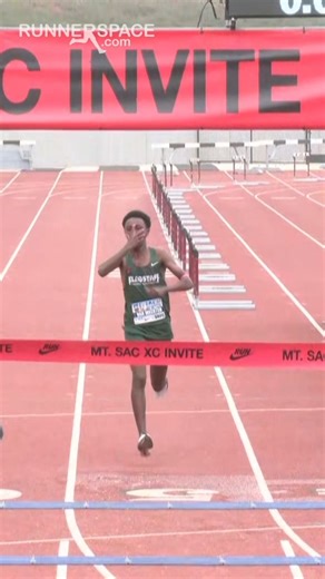 YOOOOOOOOOO! Didn’t take long for Flagstaff’s Yohanes Van Meerten to CRUSH the hour old #MtSACXC course record besting it by 32 seconds in the D1 & D2 team sweepstakes ⏱️ 14:10.2 (3 miles) Watch ➡️ https://mtsacinvite.runnerspace.com/eprofile.php?event_id=422&do=videos&video_id=435413-Live-Webcast-Day-1-Mt-SAC-Cross-Country-Invitational-2025 | RunnerSpace