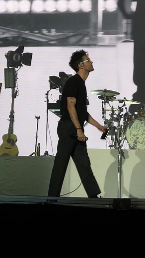 i volunteer for matty healy to rob me 🙋🏽‍♀️ #mattyhealy1975 #the1975 #aclfestival #fyp #robbers