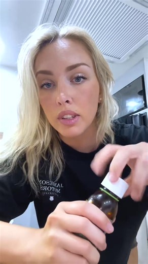 Trying the inversion hair method to see if I can grow my hair 2 inches ( 5cm ) in 1 week.. Like this video if you want to see the results! ❤️ I have all fingers and toes crossed | Chloe Dillon