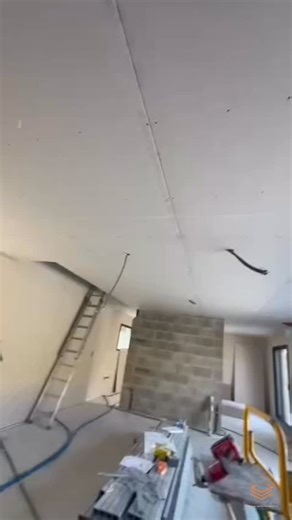 Un soffite au-dessus de l’îlot pour une hotte intégrée, et le rendu est juste trop stylé 👌 Tu en pense quoi toi ? #renovation #cuisine #chantiers | Projet Renov’