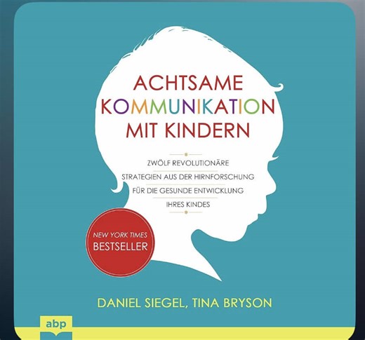 Ich hatte gerade Gänsehaut, als ich das gelesen habe. Wirklich. Aktuell lese ich „Achtsame Kommunikation mit Kindern“ – und ich wünschte, ich hätte dieses Buch schon viel früher gehabt. Weil es nicht nur „Erziehungstipps“ sind, sondern endlich mal eine Erklärung, die Sinn macht: Wie tickt das kindliche Gehirn wirklich – bei Wut, Trotz, Grenzen und großen Gefühlen? Ich hatte so viele Aha-Momente, weil man plötzlich versteht, warum Reden manchmal gar nichts bringt… und warum Schreien alles schlimm