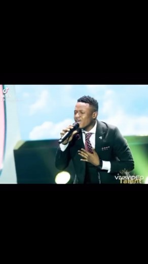 Je vous souhaite un bon dimanche avec un extrait de la chanson Matondo interpréter par mon frère Gedeon pamabani (charge) 👌🏽 Ce chant m’a tellement bénis, j’ai voulu le partager avec vous ! Que Dieu vous bénisse 🙏🏾 #maajabu #maajabugospel #maajabutalent #music #gospel #gopelmusic #world #god #godisgood | Christian Mukuna