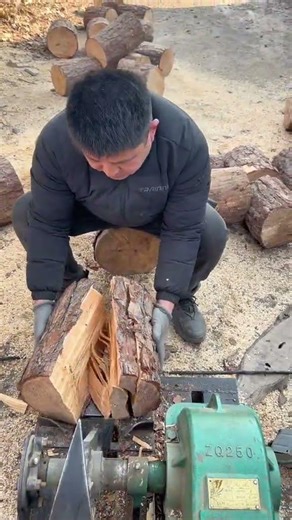 Effortless Wood Chopping with Electric Power - Time Saver