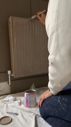21K views · 56 reactions | Achieve a seamless and cohesive look in a room by painting your radiator. Here are our top tips on how to paint your radiator: 1. Turn off radiator 2. Clean the surface 3. Sand the surface 4. Apply first coat and once dried, apply your second coat. 5. Allow a minimum of 4 hours before turning the radiator on. Run the radiator at a low heat for 2 hours before gradually increasing the temperature.  Cocoa  @the_robinsonfamily_abode | Rust-Oleum UK | Facebook
