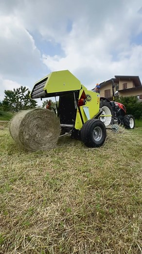 Watch MountainPress 550 TPL in action, our mini round baler designed to make hay baling cleaner, smarter, and more efficient. 🌾 Thanks to its side-drawbar configuration, the baler is towed alongside the tractor, meaning your wheels never run over the hay before it’s collected. No crushed forage, no waste, just clean pick-up and high-quality 20–22 kg mini round bales every 40 seconds. 💨 Perfect for compact tractors, MountainPress 550 TPL makes wrapped, breathable, and easy-to-handle bales witho