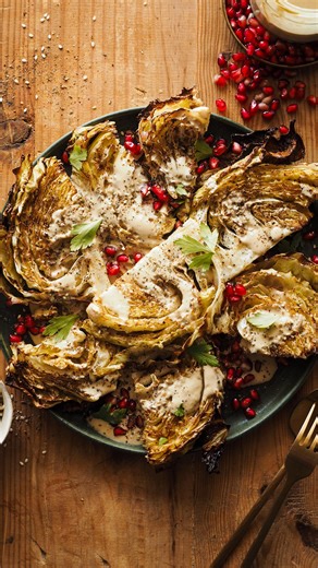 Paula’s Apron on Instagram: "Esta Col Asada con Falsa Salsa César es uno de esos platos que hace cambiar de opinión. La col fue la verdura que más salió cuando os pregunté qué verduras os cuestan, y lo puedo entender si pensamos en una hoja de col hervida, pero hacer col al horno es otra historia, queda suave y como caramelizada por dentro, con bordes dorados y crujientes. Y si encima la combinas con un aliño increíble como esta falsa salsa César ya ni te cuento. ¿Por qué falsa? Porque recuerda 