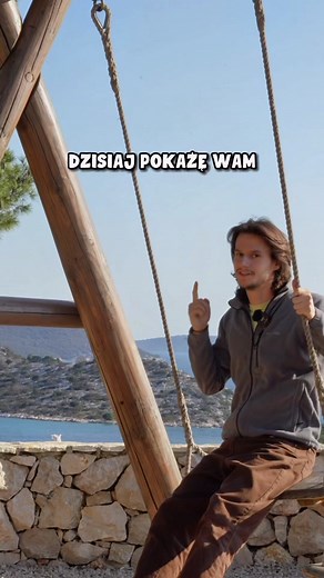 Generalnie z doświadczenia polecam małe miejscowości takie jak Tribunj, jest tam spokojniej, a są dobrą bazą wypadową do zwiedzania dużych miast. Prawie wszystkie duże miasta w Dalmacji mają ten sam problem, zarówno w Splicie, czy w Zadarze plaże są bardzo słabe, dodając do tego tłumy, to jeszcze nie znajdziecie na nich miejsca 😅 dużo lepszym pomysłem jest dojechać sobie zwiedzic miasto, niż codziennie jeździć poza, żeby spokojnie posiedzieć na plaży. Ja to w ogóle plażowac nie lubię, ale to ta