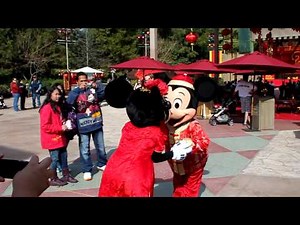 Mickey kisses Minnie at Disneyland