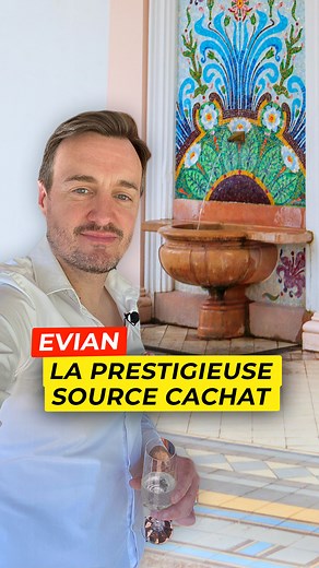 🇫🇷⛲ Voici la source Cachat, située à Evian-les-Bains, la source originale de l’eau… Evian. En plus d’être l’une des plus vieilles sources d’eau minérale de France, c’est l’une des plus belles et prestigieuses ! Avec son style Art nouveau, elle nous transporte à la belle époque, et son eau minérale y est même accessible librement à gratuitement. 🤩🚰 | Un Monde à part - RTBF