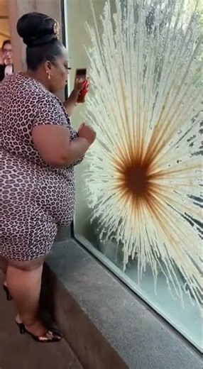 500 lb Diva Teases Gorilla – His Massive 'Diarrhea' Revenge Covers Entire Glass!” 👠🦍😲