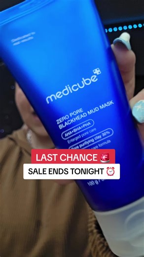 [Official Shop] Zero Pore Blackhead Mud Mask, a deep-cleansing skincare treatment designed to draw out impurities, reduce the look of pores, and smooth skin texture for a clearer refined complexion. Formulated with mineral-rich mud, this mask helps absorb excess oil, loosen blackheads, and refresh tired skin without over-drying. Perfect for oily or combination skin, weekly reset routines, or anyone wanting a cleaner more balanced look, it delivers visible pore care with trusted quality for simpl