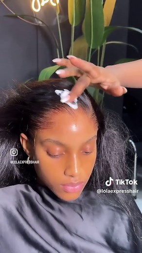 Completely glueless installation 🥰we di it neater and better. To book an appointment or order the wig send us a dm @lolaexpresshair #glueless #gluelesswig #frontal