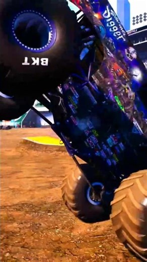 Moonwalker Monster Jam Showdown #monsterjam #monstertruck #gaming #shorts #gravedigger