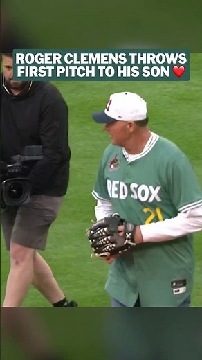7x Cy Young Award winner Roger Clemens threw out the first pitch to his son, Kody Clemens 😍