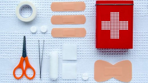 ¿Qué debe contener un botiquín escolar?