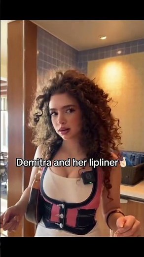 Demitras and her lip liner 😭 #kalogerassisters #demitrakalogeras #sundaykalogeras #elianakalogeras