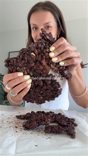 Tess Eden | Vegan on Instagram: "save this scorched almond clusters recipe ✨ Add to a bowl, freeze & crack. You can serve in a jar and gift for Christmas 🎄 3/3 cup almonds 1/2 cup almond sunflower seeds 1/2 cup pumpkin seeds 1/2 cup dark chocolate chunks, melted 3 Tbsp brown rice syrup Vanilla Sprinkle of sea salt #christmasrecipe #healthyfood #healthfood #snackinspo"