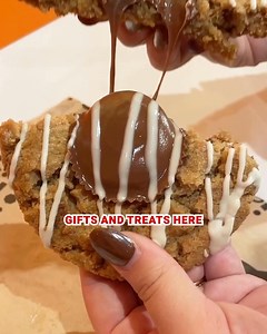 1.7K views · 2.7K reactions | Headed to Times Square soon? Don’t forget to stop in HERSHEY’S Chocolate World to experience a one-of-a-kind sweet adventure. From delicious treats to a personalized candy bar station and exclusive sweets and merch, you’re in for an unforgettable time | Hershey's Chocolate World | Facebook