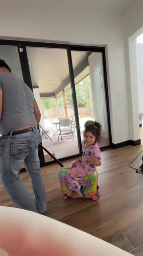 Mi hija y mi padre se acercan a mí y juegan con mi hija. #eliesparza #humor #romancing