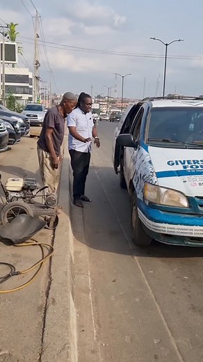 Baba, with his age, is very hard working in what he does as a vulcanizer. He can't stop because there is nothing to feed on for him and his family. Whenever we want to pump tyres,we always go to Baba for help, but with time, Baba will stop this. May God bless our hustle and to everyone struggling out there🙏👏. #giverssupportivefoundation | Amb Ologbenla Babatunde
