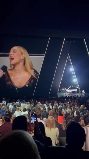 11K views · 410 reactions | Adele cantando "Hello" en su Weekend 45 de su Residencia en The Colosseum at Caesars Palace en la ciudad de Las Vegas. ©️️✨: @/Ah_Daydreamer vía X. #reelsfacebook #reelsfb #conciertos2024 #weekendswithadele #music #musicaenvivo #paratiiiiiiiiiiiiiiiiiiiiiiiiiiiiiii #adele #artist #concierto | Easy on me "Reina de la Música" | Facebook