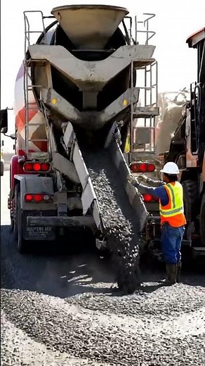 26#Ready Mix Cement Truck Concrete Delivery For The Road Paving