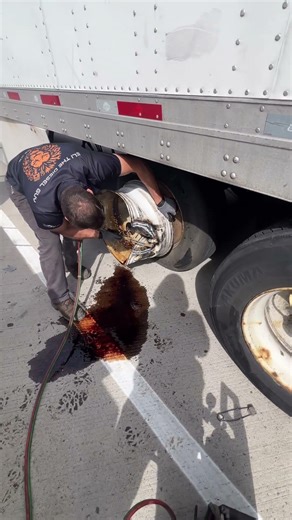 Hot mechanic work! Walking a day in my shoes. #truck #truckin #trucklife #mechanic