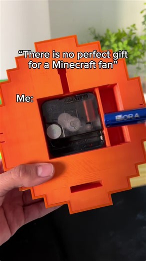 Would you hang tha clock in your room? 🥹💚 Only a real Minecrafter would appreciate this Minecraft clock ✨ #minecraft #minecraftnostalgia #nostalgic #minecrafter #clock
