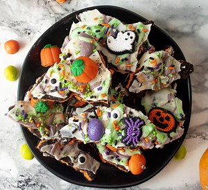 Easy Halloween Candy Bark with Oreo and White Chocolate | Chenée Today