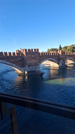 Luciane Sturm on Instagram: "O Castel Vecchio em Verona foi construído entre 1354 e 1356 por Cangrande II della Scala para servir de base para o controle do rio Adige na entrada norte da cidade, após a conspiração de seu meio-irmão Fregnano della Scala. O castelo foi erguido sobre estruturas pré-existentes — talvez um forte romano ou mesmo uma ponte, certamente uma igreja de origem medieval: San Martino in Aquaro, cujos vestígios são visíveis dentro da arena de armas — em um trecho das muralhas