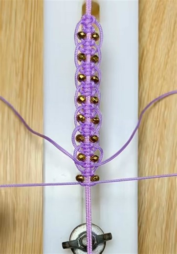 Aprende a hacer pulseras increíbles desde casa. En este video te enseño paso a paso cómo hacer una pulsera tejida con materiales accesibles y un diseño único. Ideal si estás empezando o quieres emprender con tus propias creaciones. 🔗 Guarda este tutorial y comparte con alguien que ame las pulseras hechas a mano. #diy #bracelet #macrame #tutorial #relax