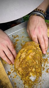 Mancare de fasole galbena cu ciolan la cuptor 😍 Cum sa rezisti? Spune tu cum sa rezisti la o asa bunatate 😂 mai ales ca am facut o marinare uscata ciolanului cu Rub-ul de usturoi de la Fuchs si V6BBQ Bine, daca te prinde pofta in post si inca e sezon de fasole galbena, o poti alege doar pe ea, e foarte buna si fara absolut nimic pe langa, insa pui doar apa si nu zeama de la ciolan, vezi in clip detalii. Daca vrei sa faci ca mine: Pentru ciolan: - ciolan de porc - sare - boabe de piper - cuisoa
