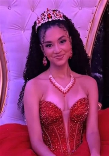 If your extensions ever looked straight while your hair was curly… or bulky at the roots… or didn’t blend unless you styled it… that wasn’t your hair’s fault it was the installation. Curly extensions require texture matching, correct placement, and proper sectioning. When done right, they move, blend, and grow with your natural curls no line of demarcation, no helmet hair, no damage. Curly girls don’t need “extensions that work.” They need a specialist who understands curls.