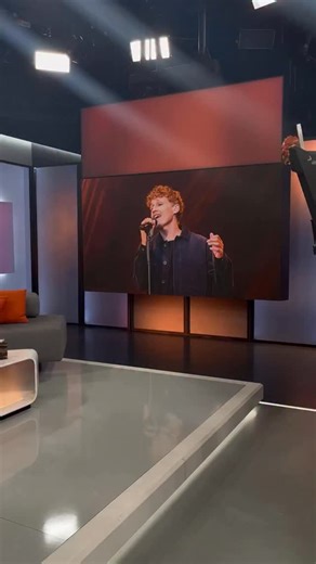 Schluss mit der Musik? Sänger Tim @bendzko hat ganz frisch am vergangenen Freitag sein sechstes Studioalbum „Alles, nur nicht zurück“ rausgebracht. Jetzt schokiert er die Fans: nach dem Album soll erstmal Schluss mit der Musik sein. Ob er das wirklich ernst meint und wie es für ihn war, mit dem Album das erste Mal Privates öffentlich zu machen - das verrät er live und höchstpersönlich auf der Couch in Punkt 8. Nachzuschauen @rtlplus | Punkt 6